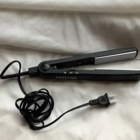 Revlon Flat Iron Straight Iron NEW WITHOUT BOX