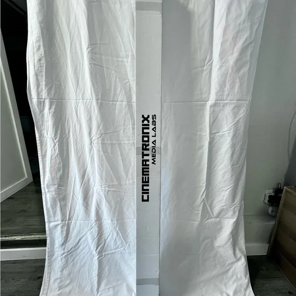 Cinematronix Media Labs “72 3D HD projector screen