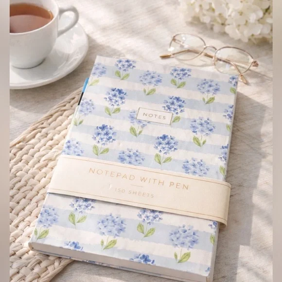 Floral 💙🩵 Notepad with Pen 150 sheets blue and white hydrangeas