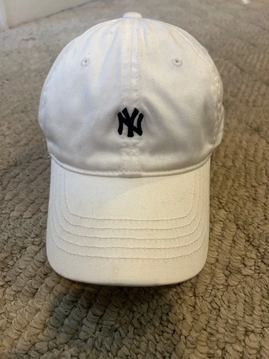 New York Yankees White Baseball Cap with Navy Logo-Flex fit