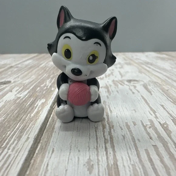 Disney Junior Minnie Mouse Pet Figaro Black Cat Pink Ball of Yarn 1.75