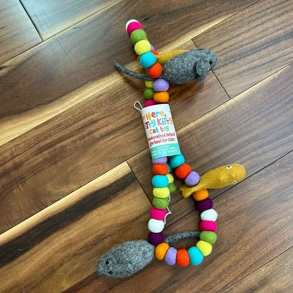 TRADER JOES EXCLUSIVE MULTICOLOR HANDCRAFTED FELTED GARLAND FOR CATS NEW