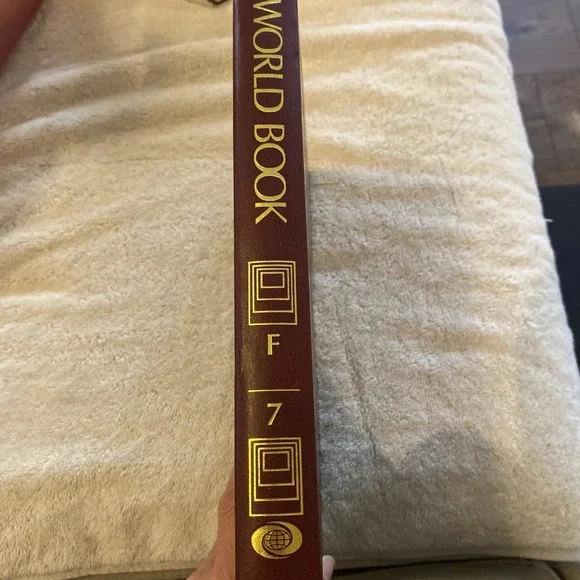 The World Book Encyclopedia 1994, Volume 7 