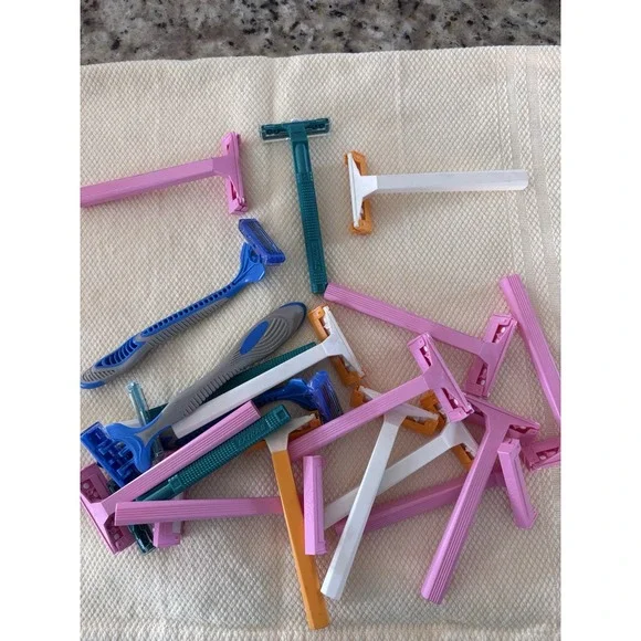 21 Pieces Of Miscellaneous Brand New Disposable Razors,‎ 3424