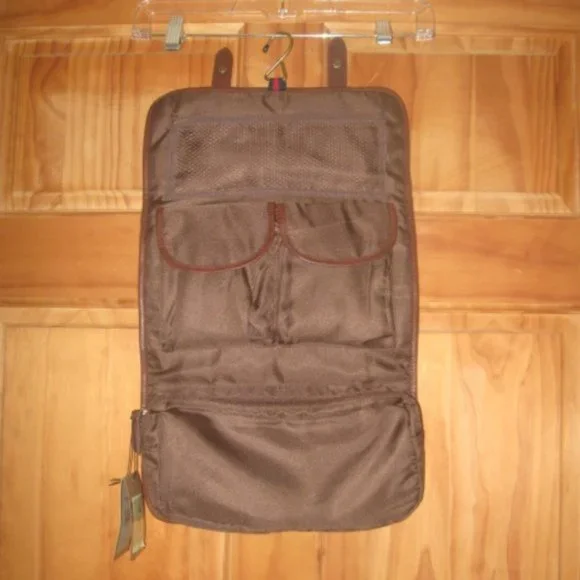 John Bartlett Statements Hanging Travel Kit