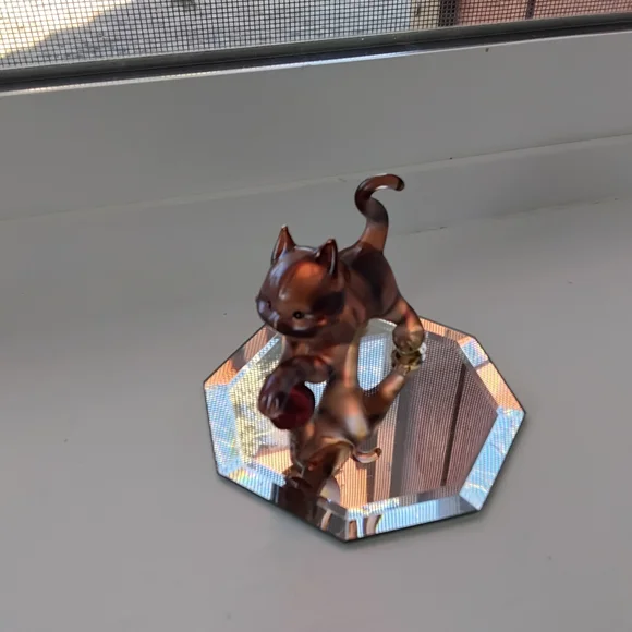 Art Glass Cat With Ball Ornament On Reflective Mirrored Base