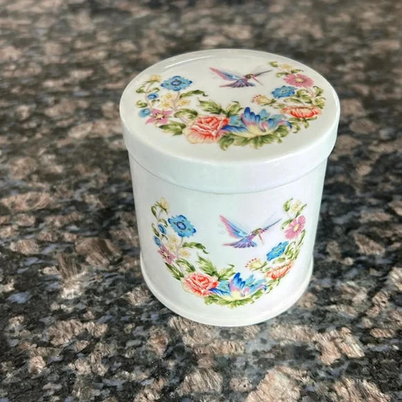 VILLAGE BATH WHITE CERAMIC GLORAL LIDDED CANISTER W HUMING BIRD