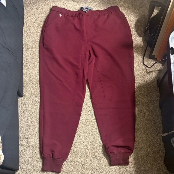 NWT FIGS Men’s Tansen Jogger Scrub Pants in Maroon Size XL