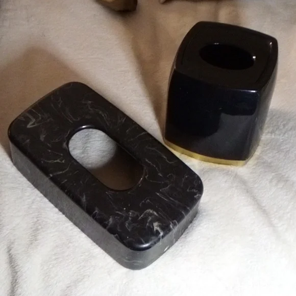 2 TISSUE HOX HOLDERS IN EUC