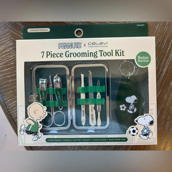 Peanuts Green Soccer Snoopy 7-Piece Grooming manicure Travel Tool Kit w Keychain