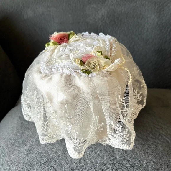 VTG Victoria’s Garden Lace Cover Floral Accents Toilet paper extra roll zipper