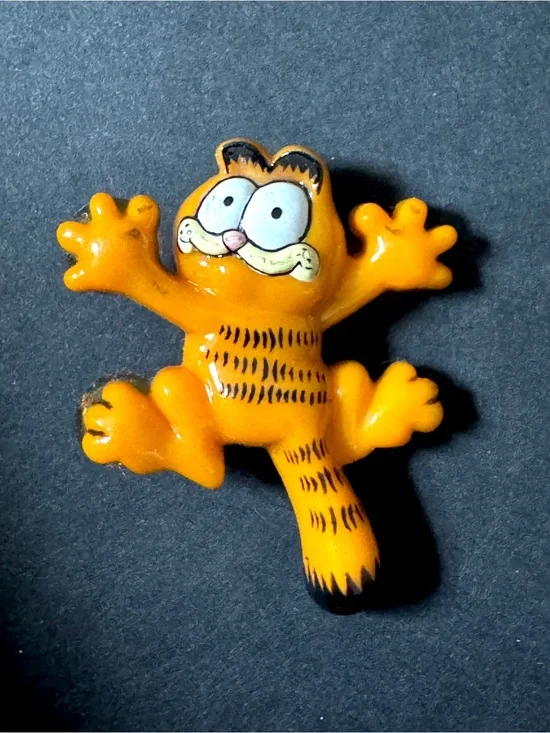 VTG Garfield Pin Back Brooch with Suction Cup Paws Pin Button Collectable 80s
