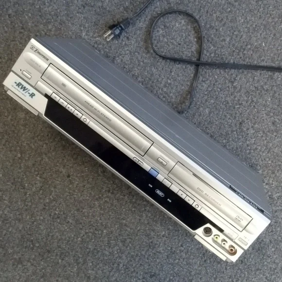 Emerson VHS / DVD combo w/remote Model EWR20V5 - MAKE OFFER