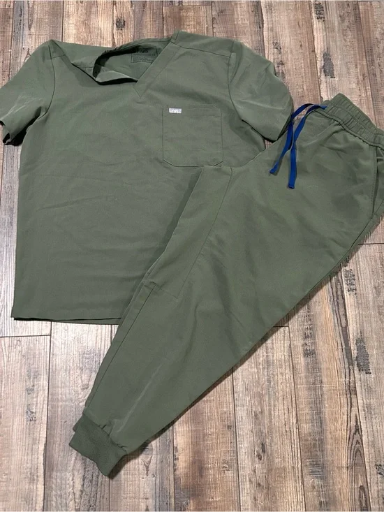 FIGS Scrub Set Mens L Top XXL Short Bottom Tansen Jogger Medical Uniform Green
