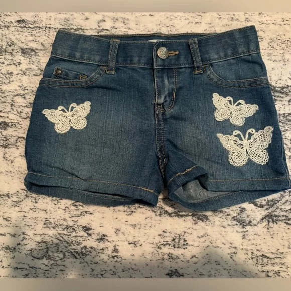 The Children’s Place shorts Butterfly embroidery. Size 6.