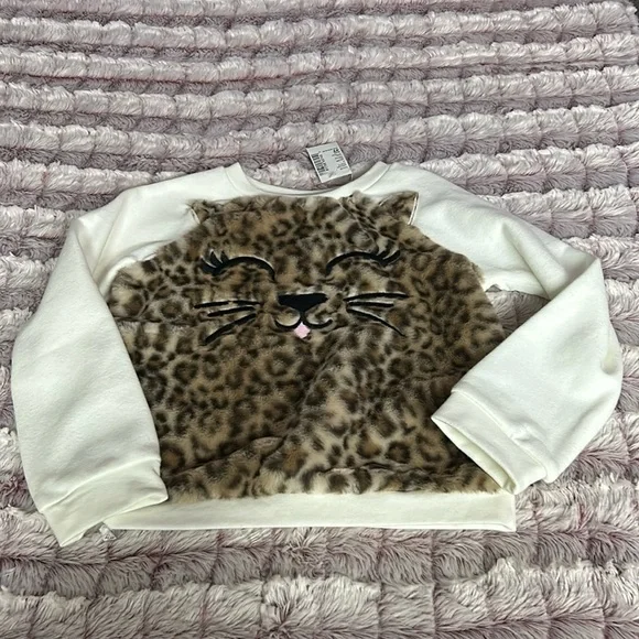 The children place pullover size 4T