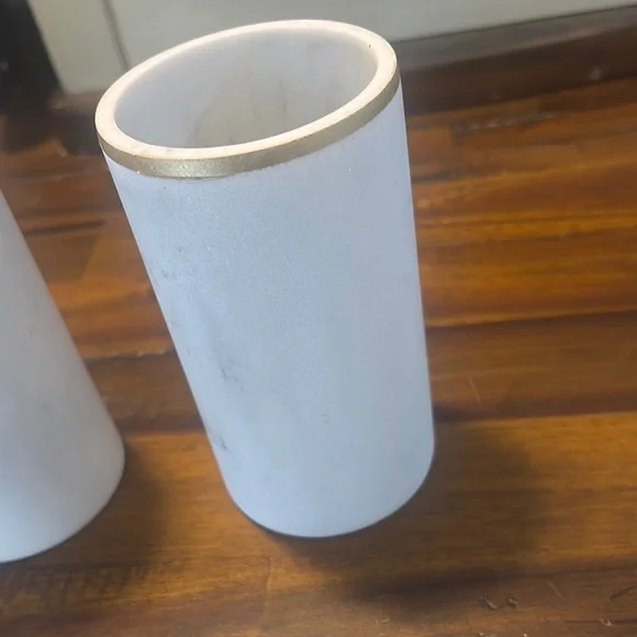 White marble and gold tooth. Rush holder and soap dispenser.