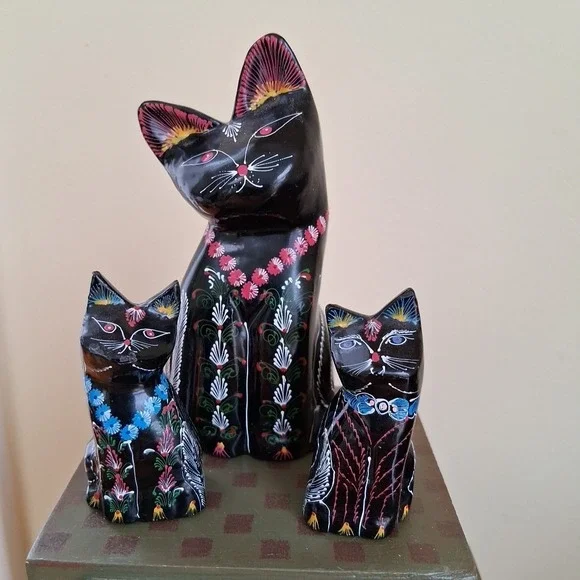 Set Of 3 Wood Carved Handpainted Cats. Vintage. Thailand.