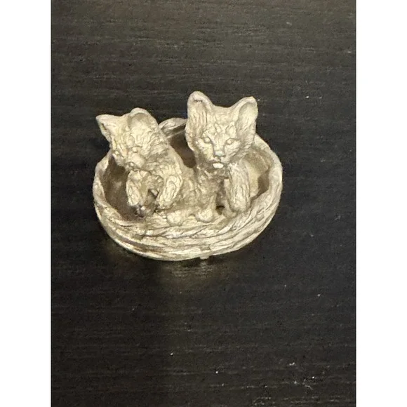 Spoontiques 1982 Pewter Kitty Kittens Cats Woven Basket Bed Mini Art Figurine