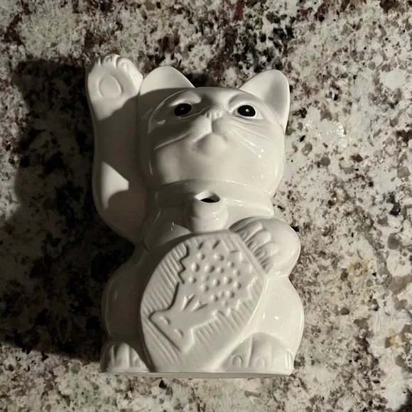 Elegant White Ceramic Maneki-Neko Cat