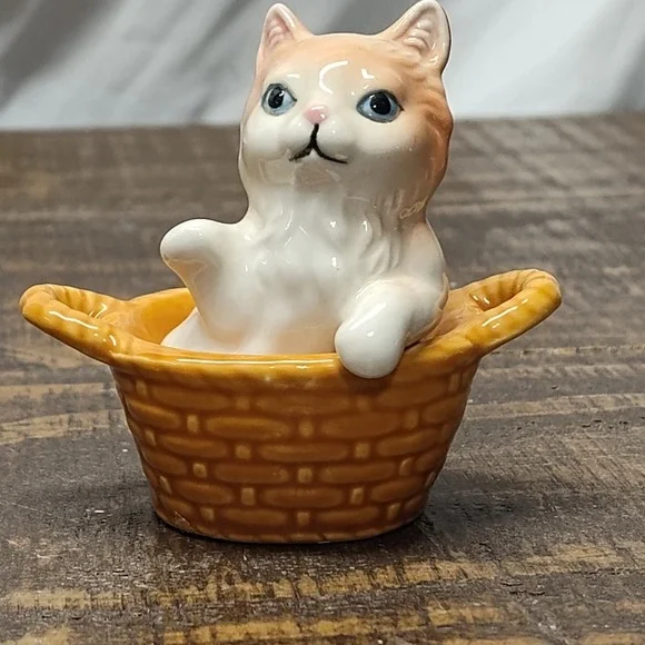 Vintage Ceramic Cat Kitten in Basket figurine Collectable