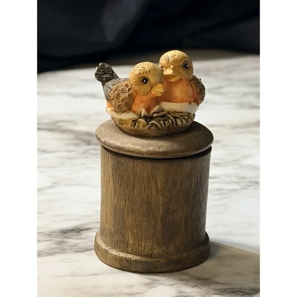 TRINKET BOX WITH LID & 2‎ CUTE LITTLE BIRDS ON IT 2.5