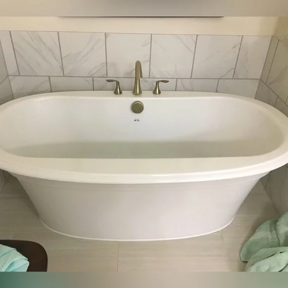 I am selling a new white bathtub