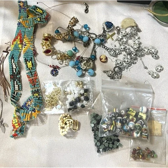 BEAD LOT FOR JEWELRY MAKING SOME VERY GOOD QUALITY (2349)‎