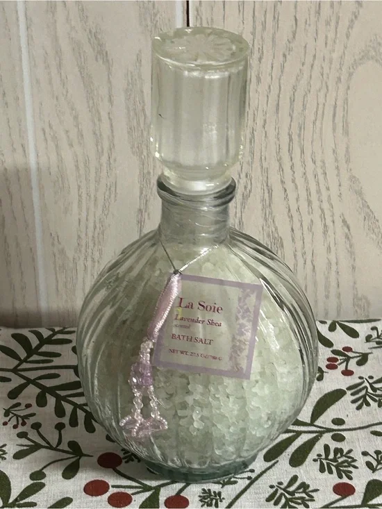 NWT La Soie Lavender Shea Scented Bath Salt in ribbed Glass Bottle