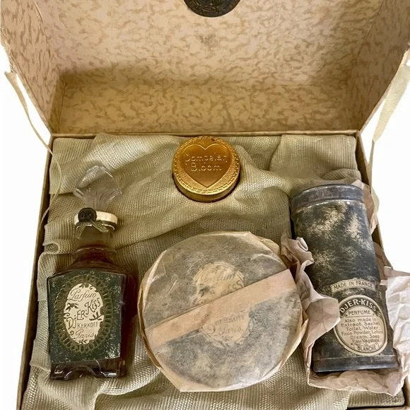 Vintage Boxed Set Djer-Kiss Fragrance Cosmetic Products Kerkoff Paris, Original.