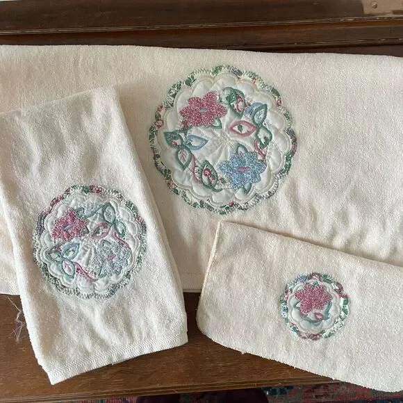 Vintage 80s Set Applique Embroidered Quilted Bath Hand Towel Washcloth Cream Pin