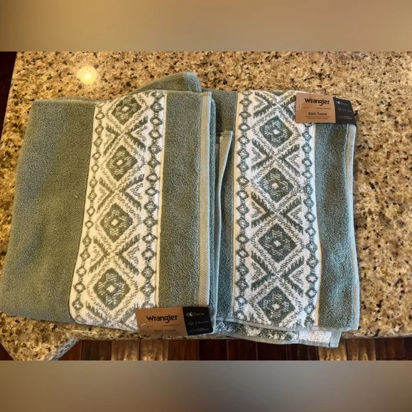 Set of 2 Wrangler Green and White Patterned Bath Towels