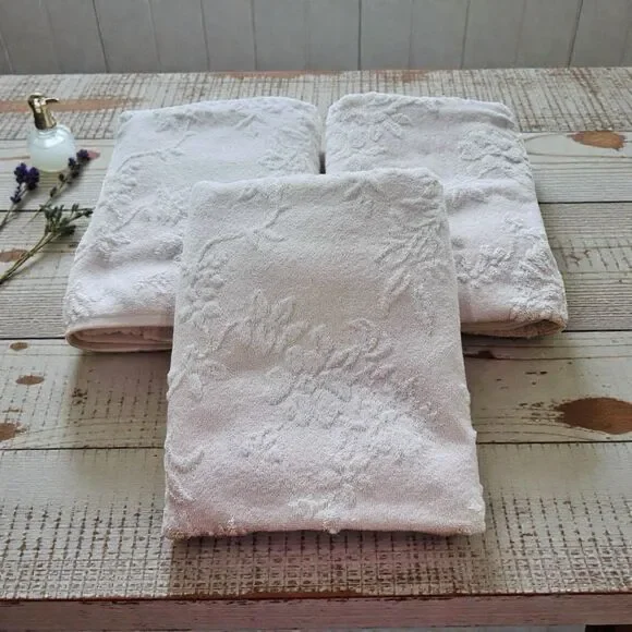 Laura Ashley Shabby Chic Bath towels Set Of 3 Pink Jaquard Floral Roses Textured