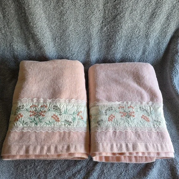 Vintage Martex Pink Plush Towels Embroidered Floral Lace Accent 48x25.5