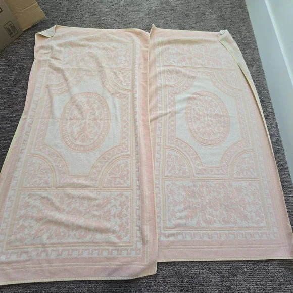 2 Vintage Pink White Floral Bath Towels Stevens Utica‎ MCM 70s Medallion Retro