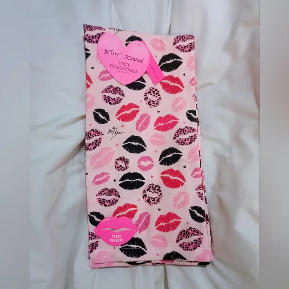 New Betsey Johnson Pink Lip Print Bath Towels 2 - Pack