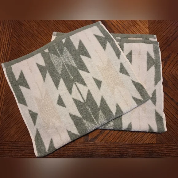 Nwot Wrangler Green and Cream Set Of 2 Hand Towels