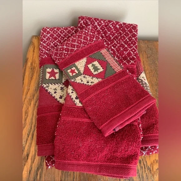 Santens VTG Christmas Tree Quilt Pattern Red Cotton Woven Bath Towels Set of 3