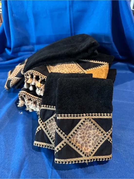 Avanti Black Bath Towels with Leopard Print Accents (2 Bath 2 Hand 2 Wash)