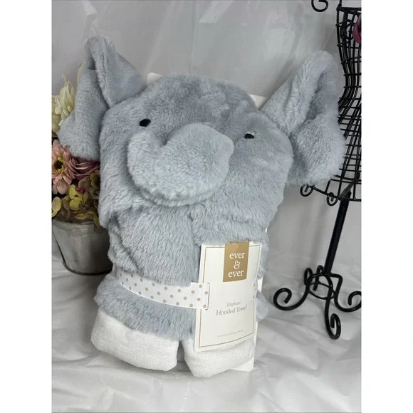 Elephant Hooded Towel By Ever & Ever (30 i L x‎ 26 in W (76 cm x 66 cm))