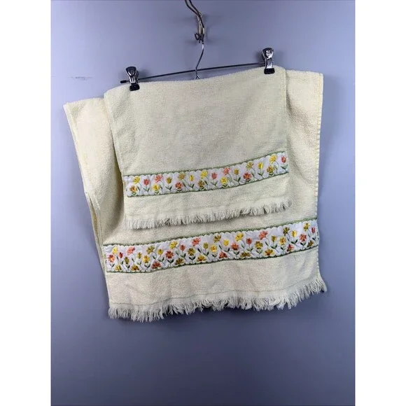 Vintage Cannon Monticello 1 Bath Towel & 1 Hand Towel With Floral Design & Fring