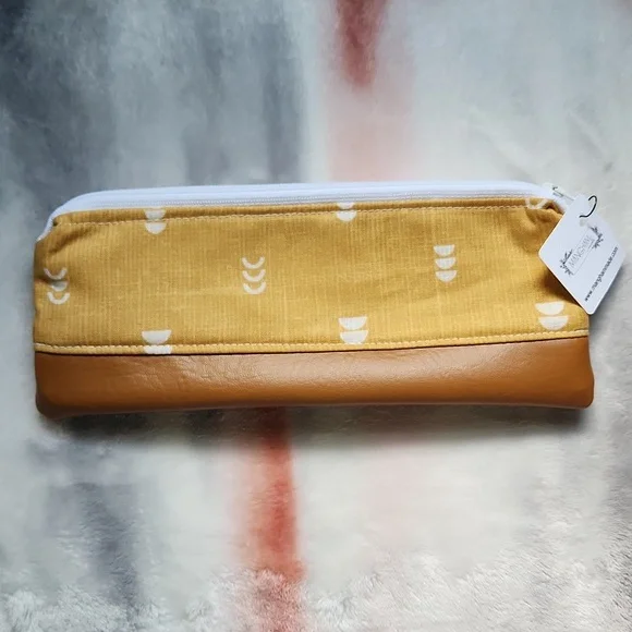Handmade by Mangham zipper pouch