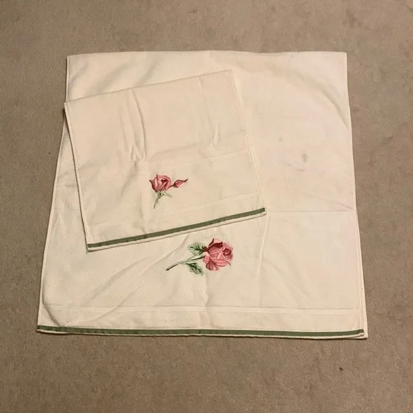 Vintage Oversized SpringMaid HandTowel 16/30” BathTowel 25/55” embroidered