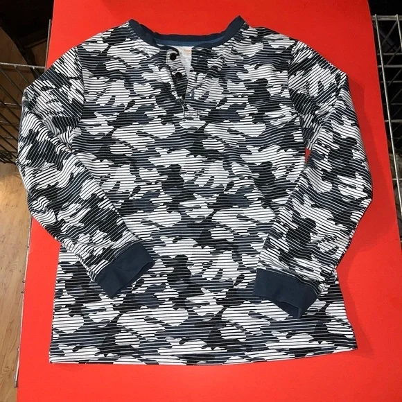 VINTAGE GYMBOREE BOYS SZ 10/12 LONG SLEEVED GRAY AND WHITE CAMO SHIRT