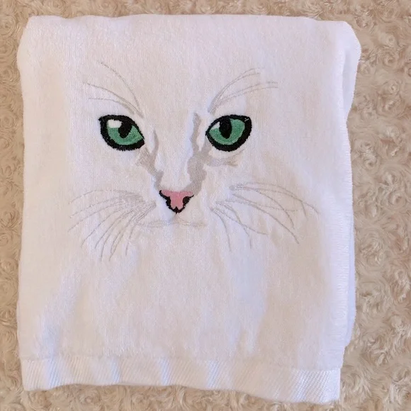 R.A. Briggs Vintage White Embroidered Cat Bath Towel