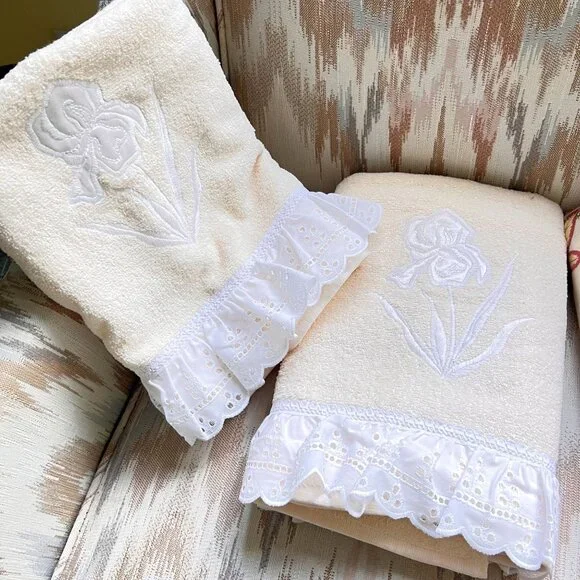 Vtg RA Briggs Embroidered Pastel Yellow Bath Towels Set of 2 Eyelet Trim USA