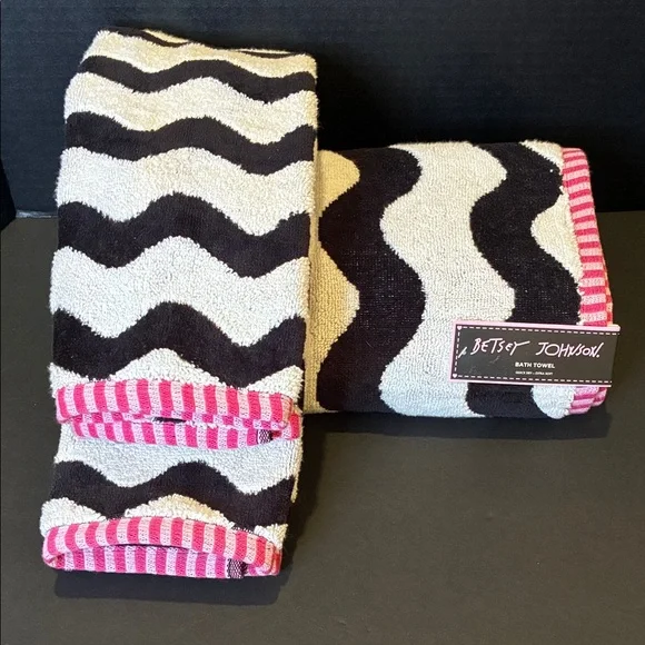 Betsey Johnson Bath Towels Black/White Wave Towels with Pink Trim 1 Bath, 2 Hand