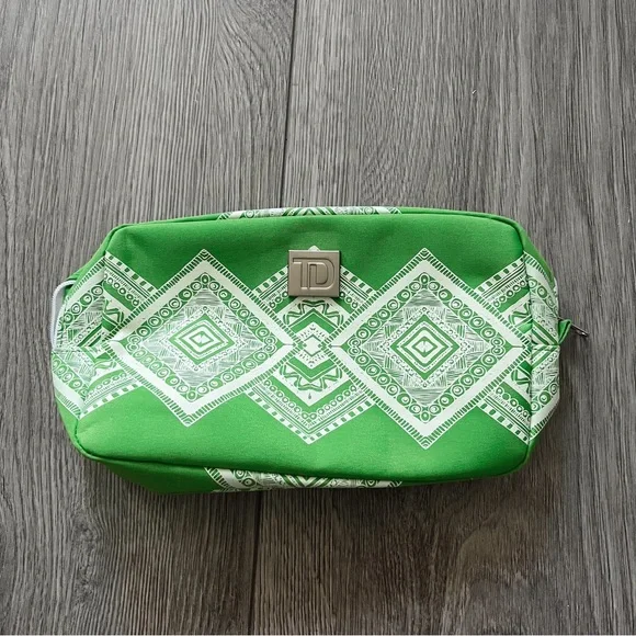 green pencil or makeup case 💚