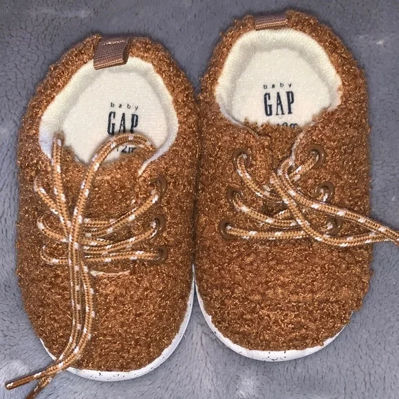 Baby gap fuzzy fleece shoes, size 6 to 12 months boys or girls NWOT