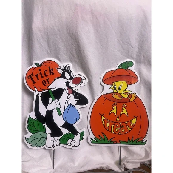 2 VTG Warner Brothers Halloween Yard Signs Trick Or Treat Sylvester/Tweety Bird